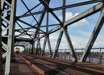 835782 Afbeelding van de spoorbrug over het Amsterdam-Rijnkanaal te Utrecht ( DEMKA-brug , spoorlijn Amsterdam-Utrecht).